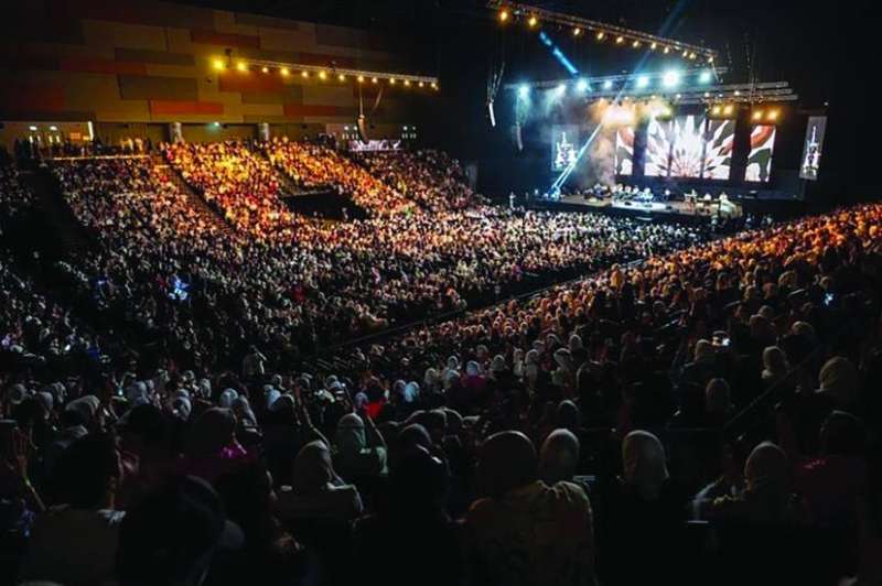 جمهور غفير في مسرح «أرينا 360» 