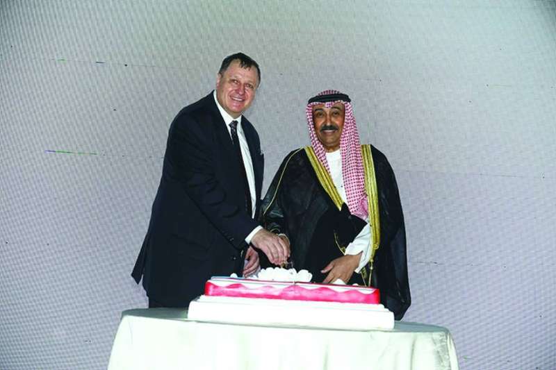 الخبيزي وسيرو يقطعان قالب الحلوى

