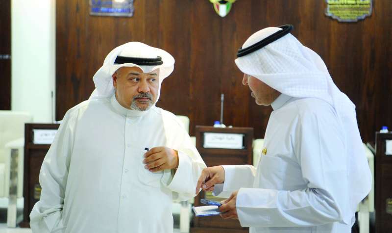 خالد مهدي متحدثاً للزميل علي التركي
