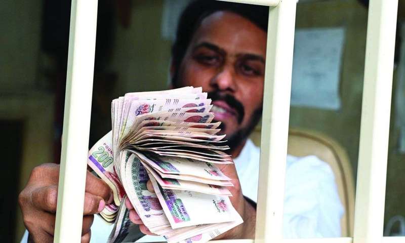 حركة ترقب واسعة لمستقبل الجنيه 	(تصوير نايف العقلة)
