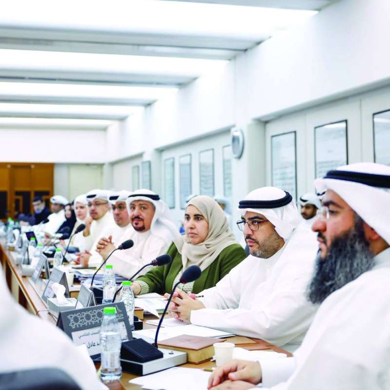 الرشيد والمنيفي وفريق وزارة المالية في اجتماع اللجنة