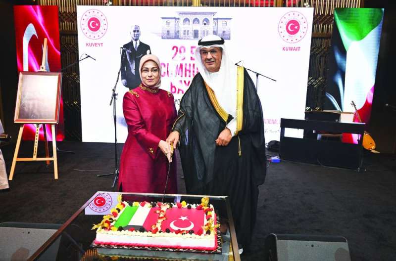 الماجد مشاركاً السفيرة سونمز قطع قالب الحلوى (تصوير أسعد عبدالله)
