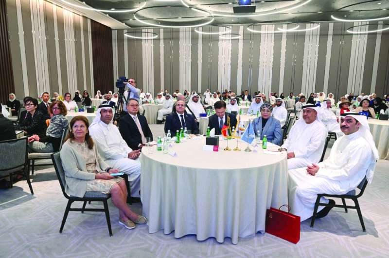 طارق الشيخ مع سفراء الإمارات وكوريا وإندونيسيا ونائب مدير عام «السكنية» ناصر خريبط	 (تصوير أسعد عبدالله)