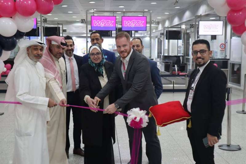 قص شريط تدشين الناقلة رحلاتها للكويت (تصوير سعود سالم)