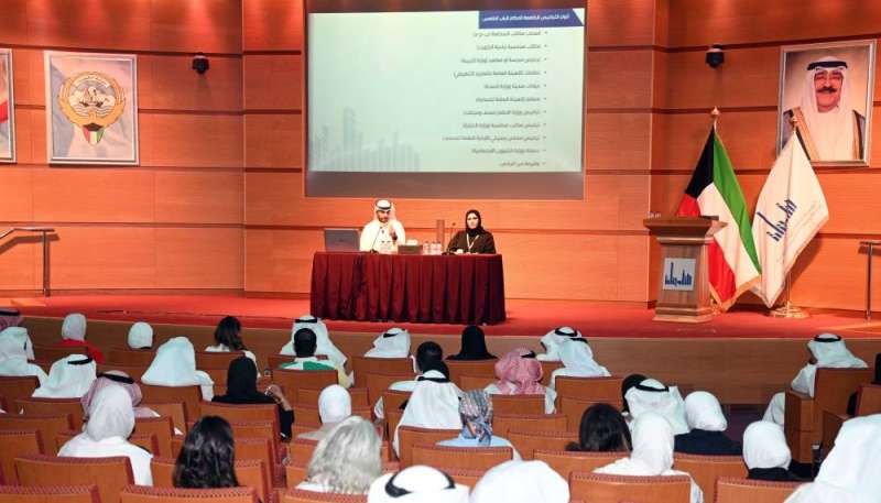 الشويب والشطي يشرحان قرارات الباب الخامس (تصوير نايف العقلة)