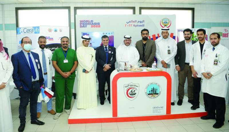 لقطة جماعية للمشاركين في إحياء اليوم العالمي للصدفية 	(تصوير سعود سالم)
