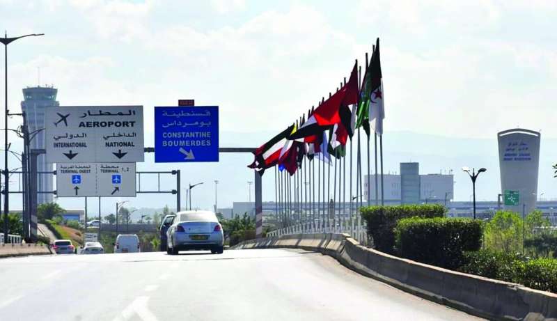 أعلام الدول العربية في أحد شوارع الجزائر
