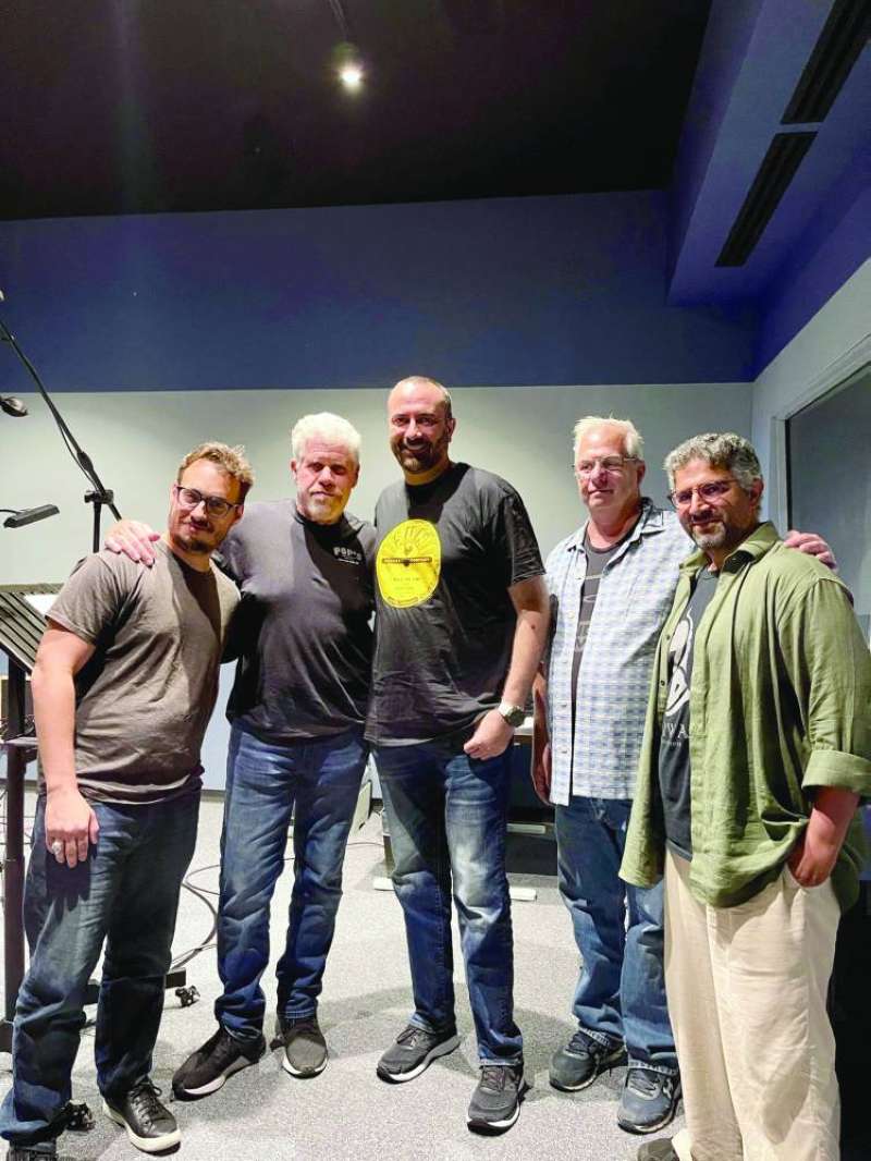 مشاري المطوع وزياد الحسيني ورون بيرلمان مع فريق العمل