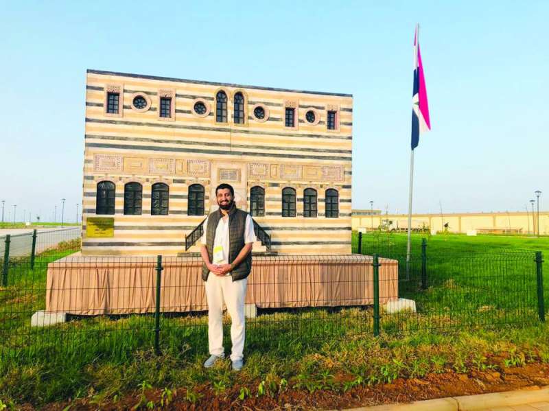 الزميل غانم السليماني أمام مجسم قصر العظم 