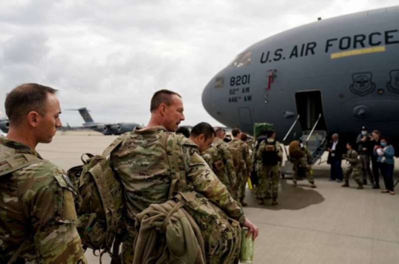 قوات أميركية في طريقها للانتشار في شرق أوروبا (رويترز)