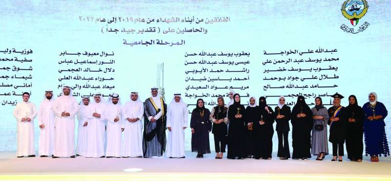 العبدالله والعوفان يتوسطان المكرمين الجامعيين
