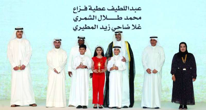 تكريم 3 طلبة من المرحلة المتوسطة 