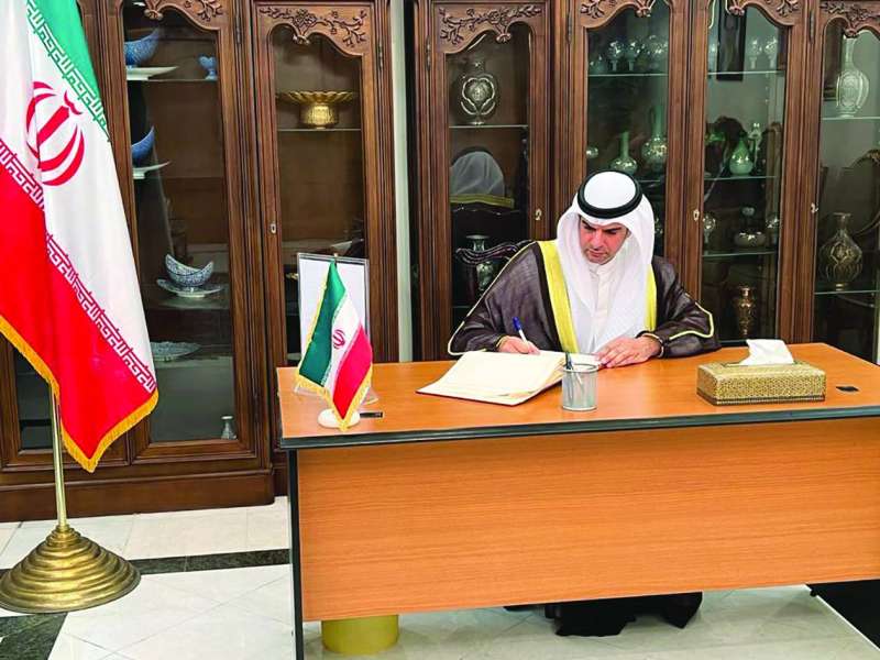 
الياسين مدوناً تعازي الكويت في سجل السفارة
