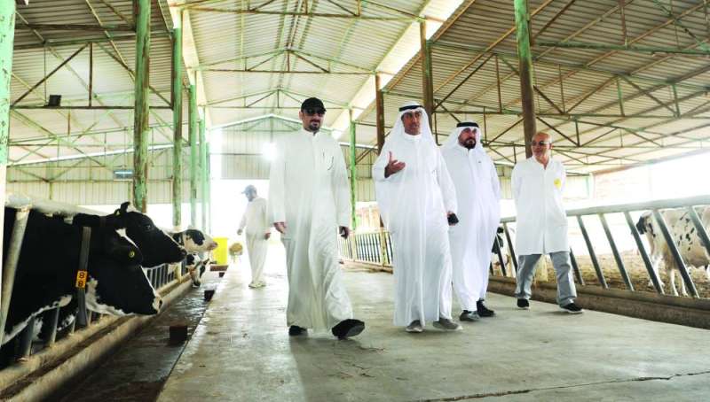 
القريفة خلال جولته في مركز أبحاث الأبقار

