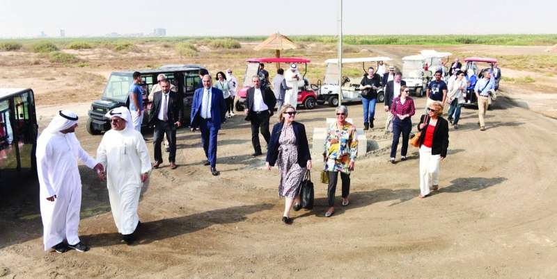 جانب من جولة الزائرين داخل المحمية