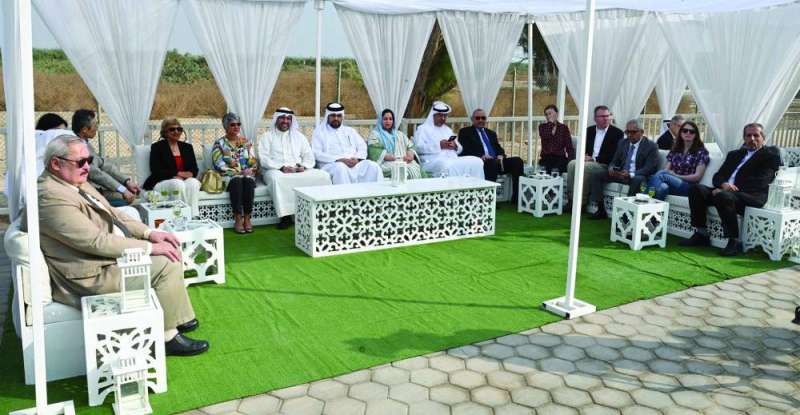 عبدالله الأحمد وعدد من السفراء والديبلوماسيين بديوانية المحمية