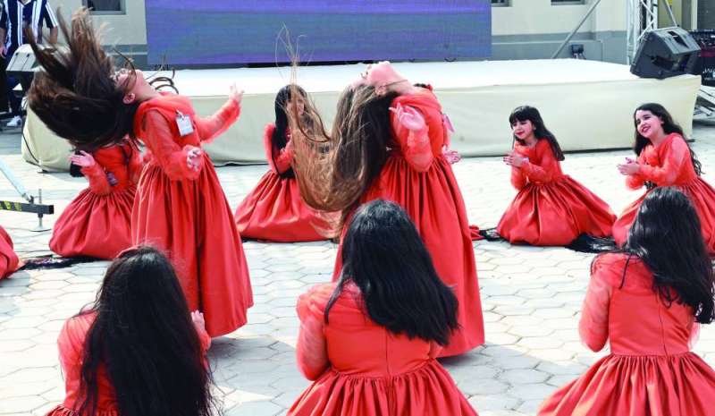 زهرات يؤدين فقرة فنية خلال الافتتاح