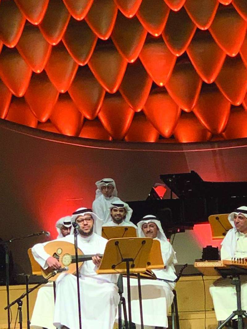 عبدالعزيز المسباح... «يدندن» على العُود