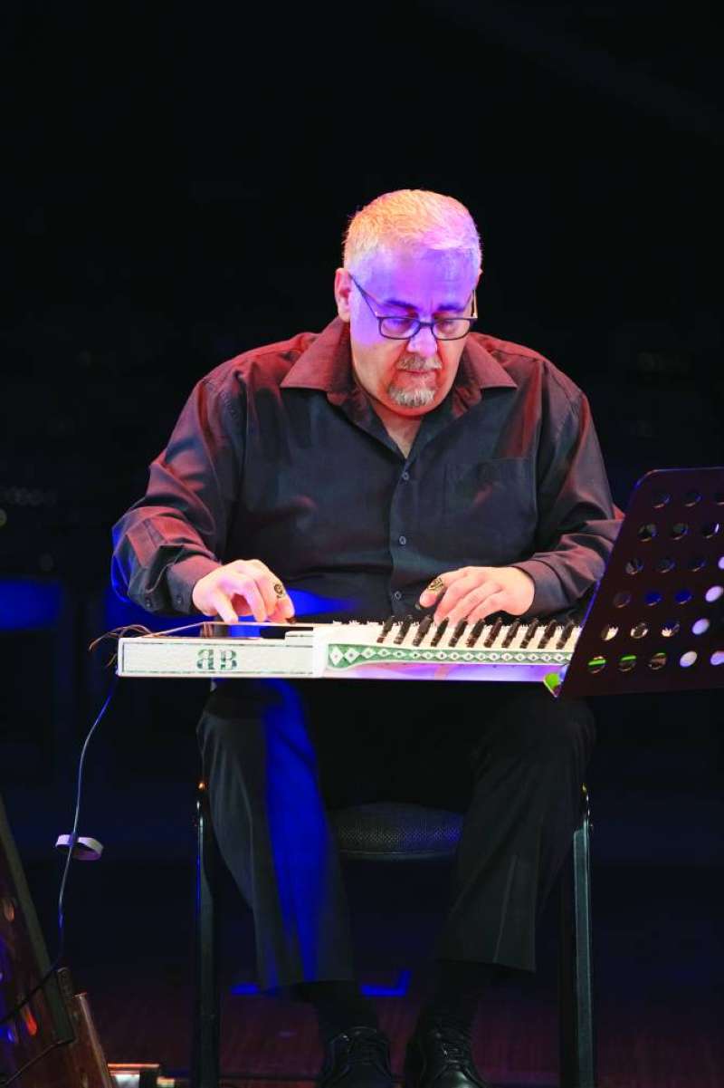 بسام البلوشي يعزف على آلة القانون 