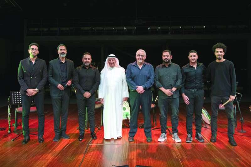 
صباح الريس متوسطاً البلوشي وأعضاء الفرقة الموسيقية
