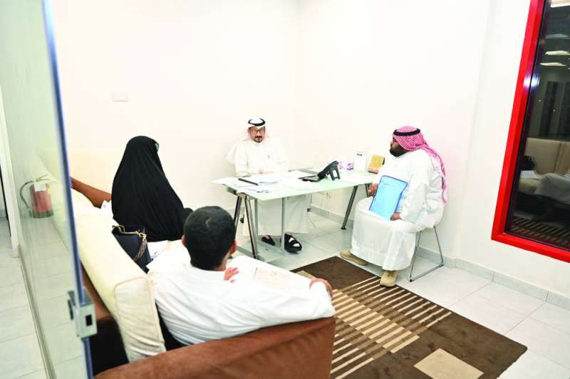 عدد من المواطنين ضحايا الشركات الوهمية في لقائهم مع «الراي»	 (تصوير أسعد عبدالله)
