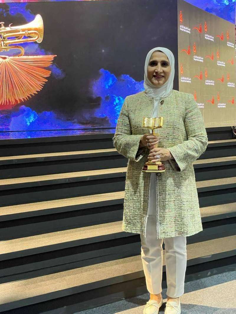 الأديبة الكويتية منى الشمري