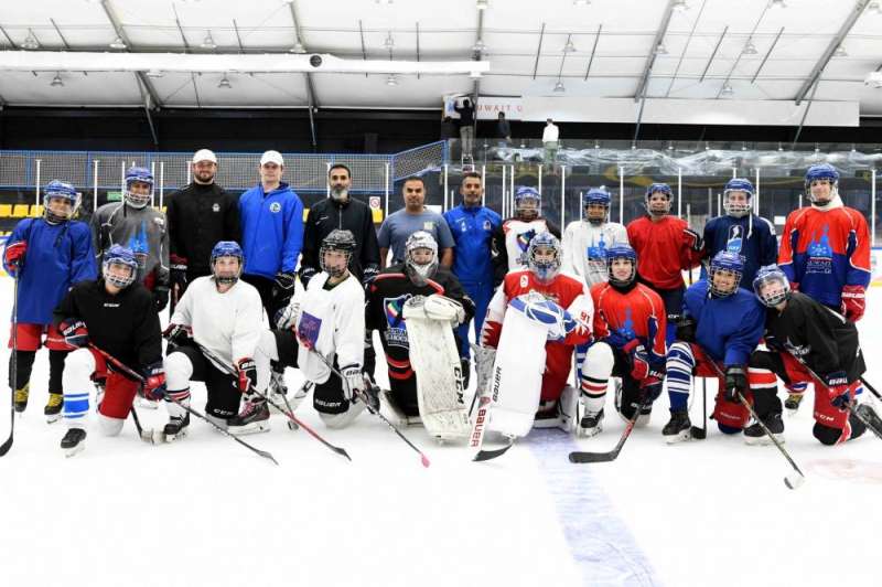 المنتخب الكويتي لرياضة الهوكي على الجليد للسيدات المشارك في البطولة
