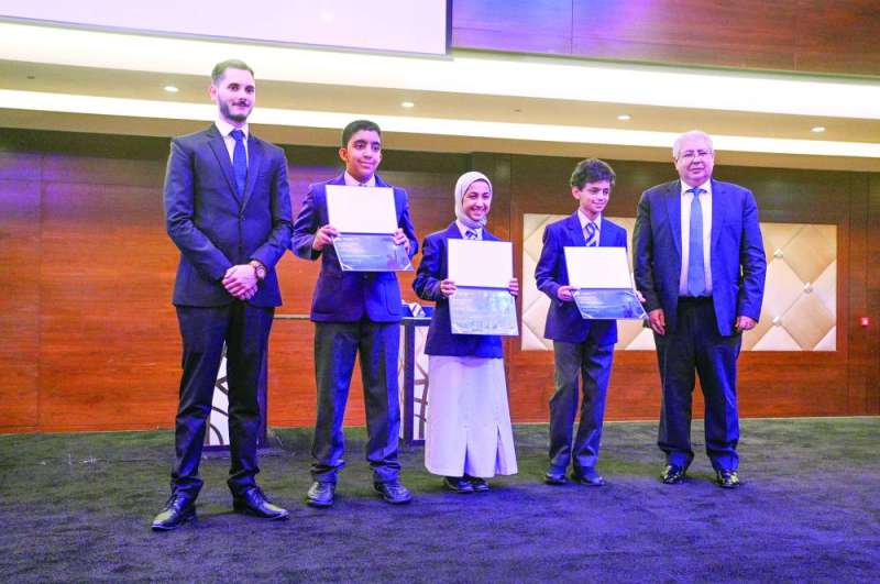 تكريم ثلاثة من الطلبة المتميزين بحضور السفير المصري
