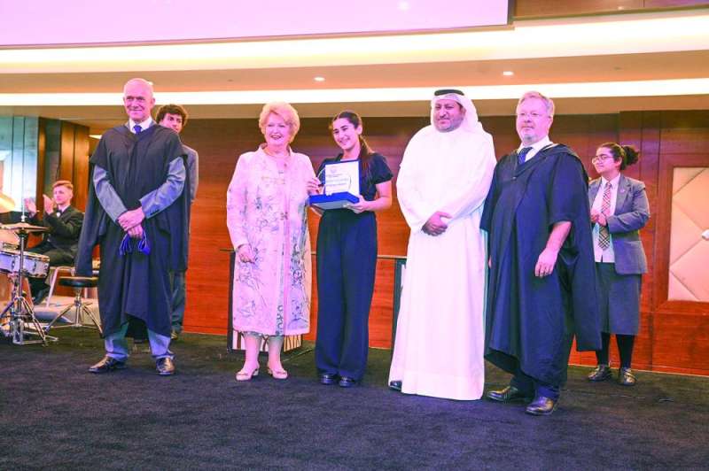 تسليم شهادة التقدير لطالبة متميزة بحضور سلمان اللافي وفيرا المطوع