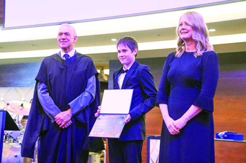 تكريم الطالب الفائز بجائزة الأداء الموسيقي
