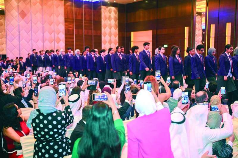 دخول الطلبة المتفوقين وسط فرحة أولياء الأمور	 (تصوير نايف العقلة)
