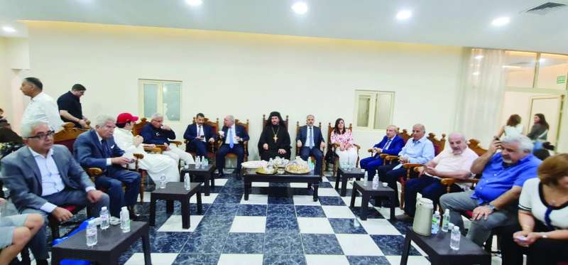 
الأرشمندريت أفرام طعمة مستقبلاً سفراء ورعايا