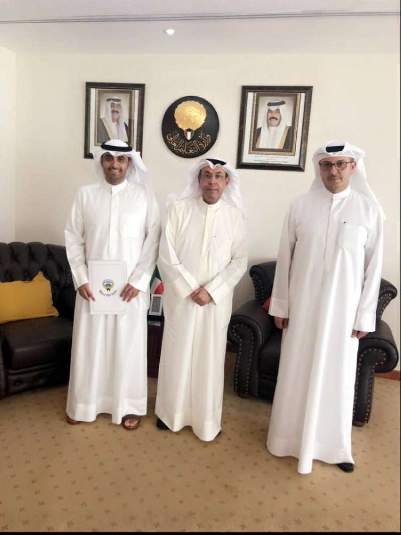 وزير التربية متوسطا المخيزيم والبراك