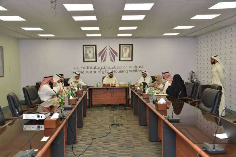 الوزير عمار العجمي خلال اللقاءات مع المواطنين