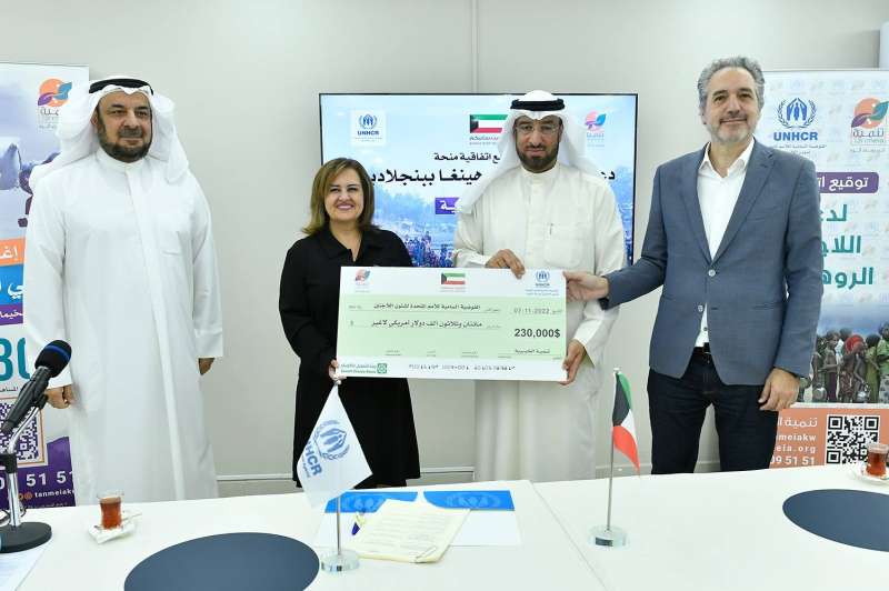 العجمي يسلم ربيعان شيك المنحة