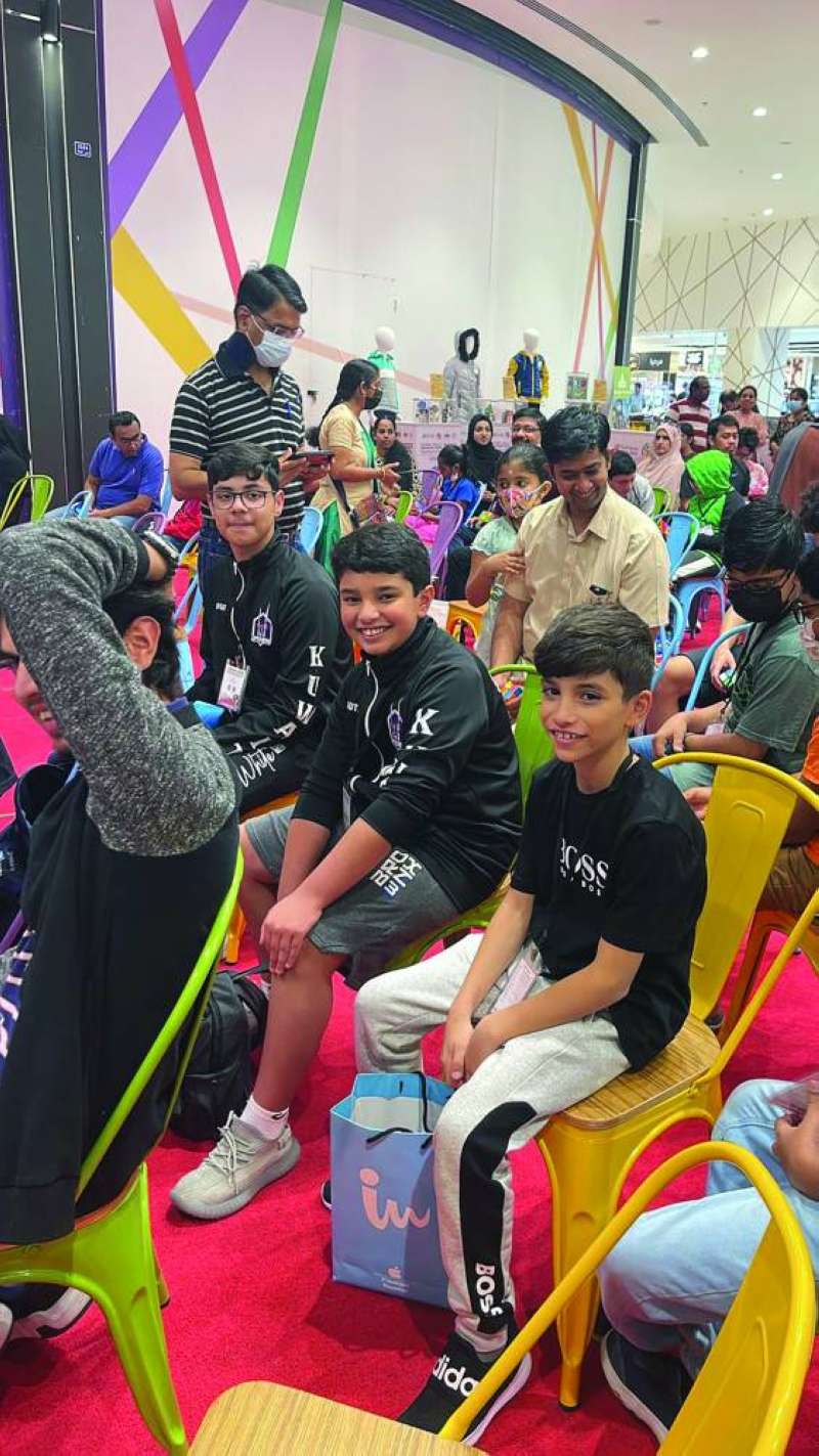 أعضاء من الفريق الكويتي وسط الفرق المشاركة
