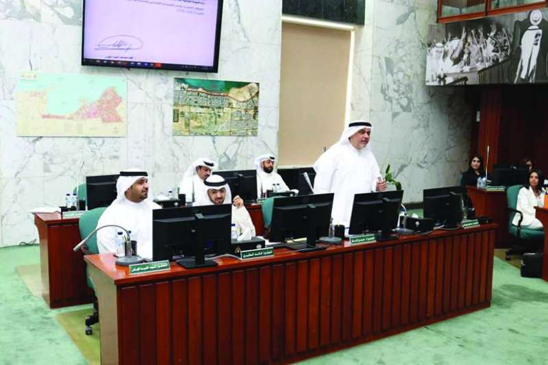  الأعضاء خلال مناقشة جدول أعمال الجلسة 