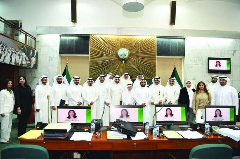 لقطة جماعية للمنفوحي والمحري وأعضاء وعضوات «البلدي» في الجلسة