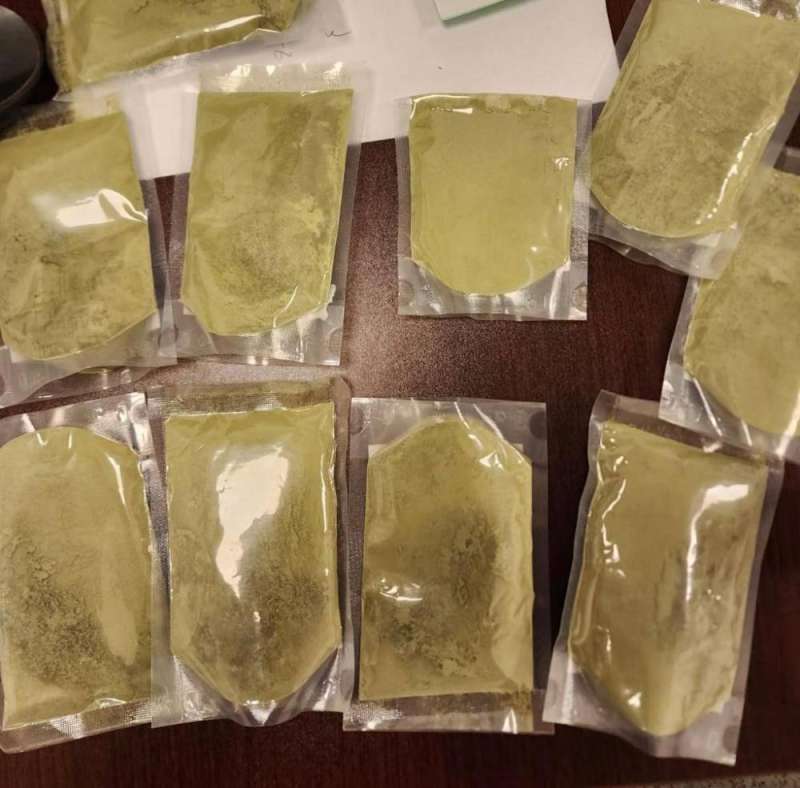 ضبط وافدين بحوزتهما مؤثرات عقلية ومواد مخدرة في المطار
 