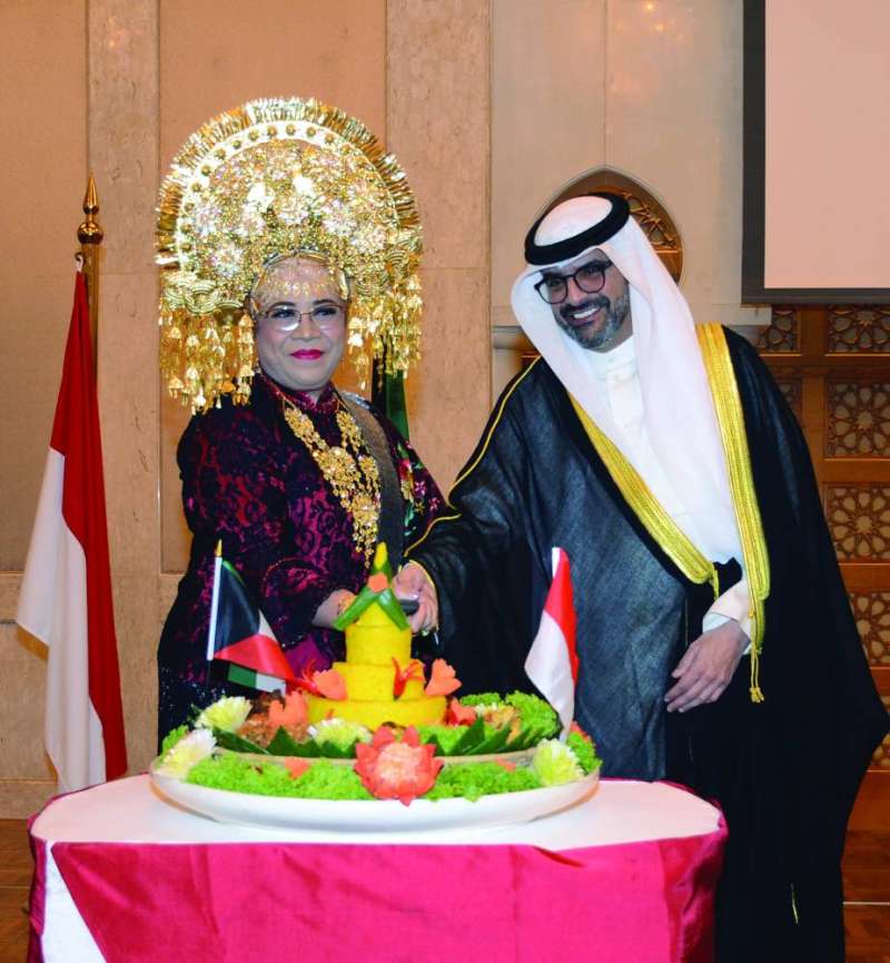 الناهض مشاركاً سفيرة إندونيسيا قص قالب الحلوى