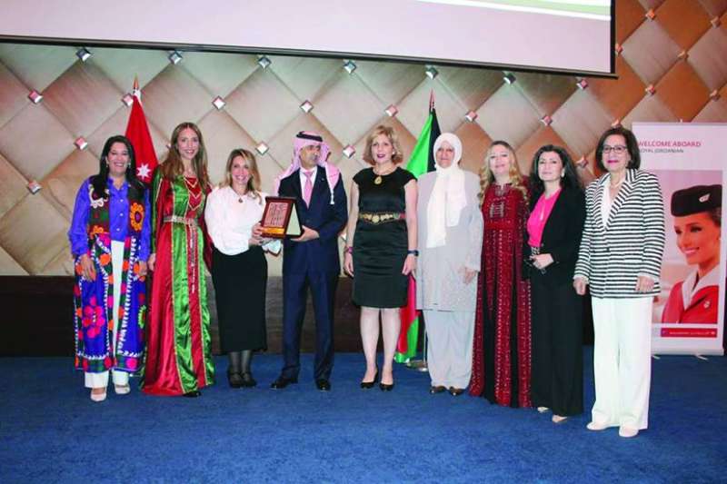 عضوات «المرأة الدولية» يكرمنّ السفير الأردني
