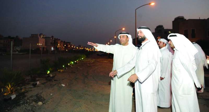 
المعجل وعدد من المواطنين خلال جولته في المدينة