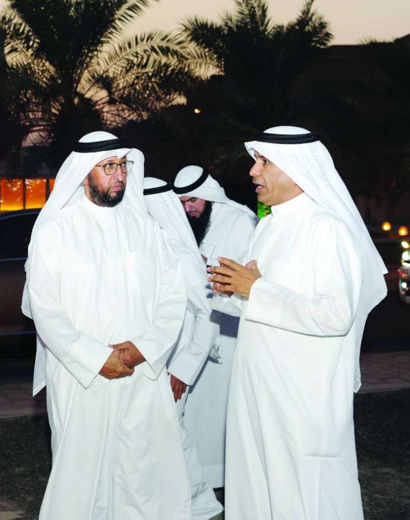 
العجمي مستمعاً من الشمري إلى شرح عن الوضع الإسكاني في المنطقة	 (تصوير سعود سالم)
