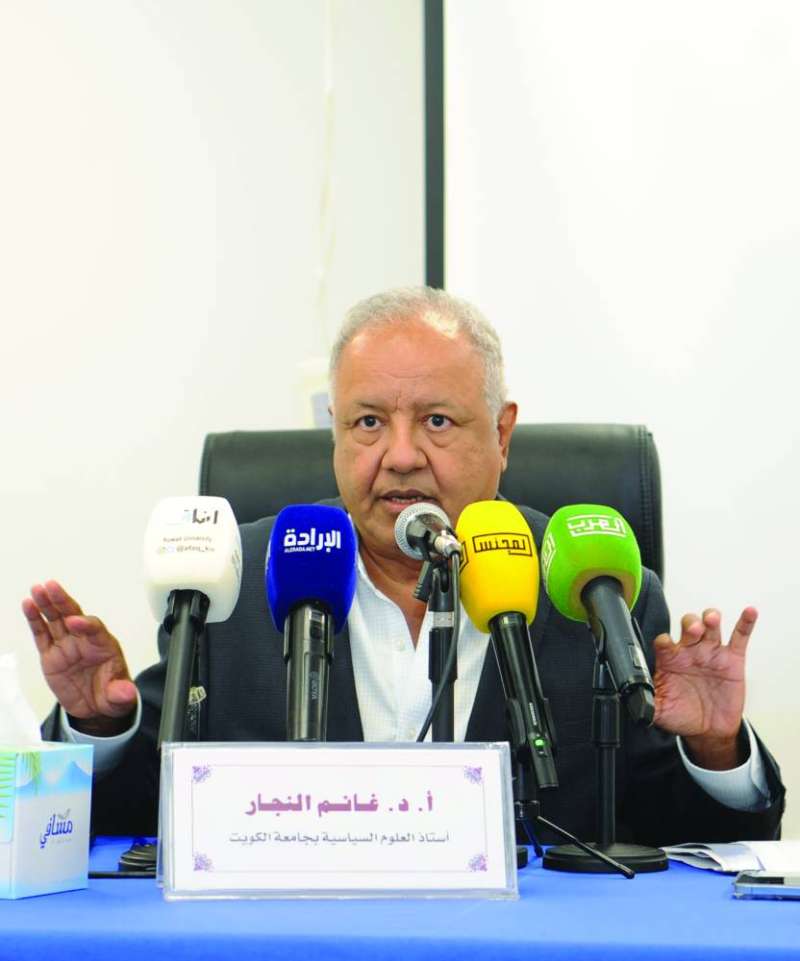 
النجار متحدثاً في الندوة	 (تصوير سعود سالم)
