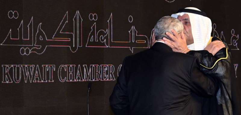 الصقر مقبلاً رأس جمال الدين