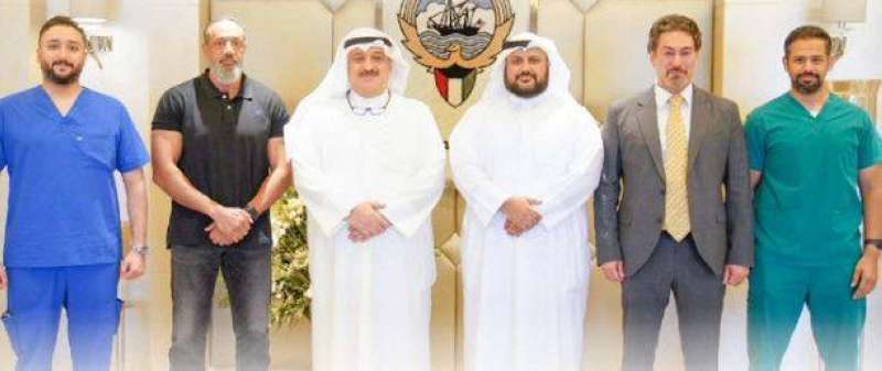 الوزير متوسطا أعضاء مجلس إدارة الجمعية الطبية