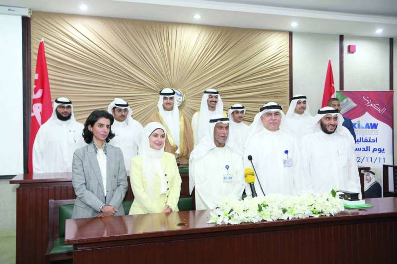 
المتحدثون في الاحتفالية مع بعض الحضور في «قاعة المجلس التأسيسي» في الكلية
