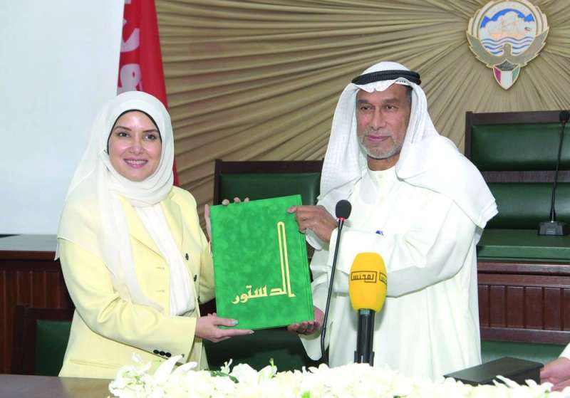 
المقاطع مهدياً بوشهري نسخة من الدستور