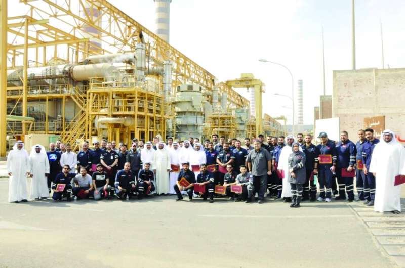 
الفريج يتوسط المكرمين
