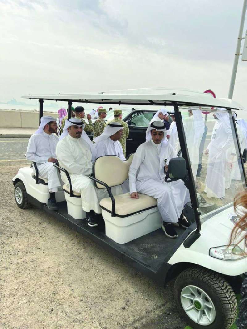 
الوزراء والنواب لدى بدء الجولة
